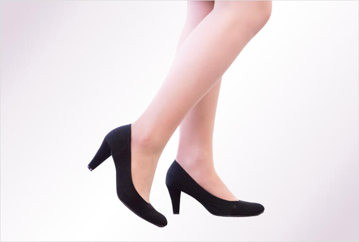 黒いパンプスを履いた女性