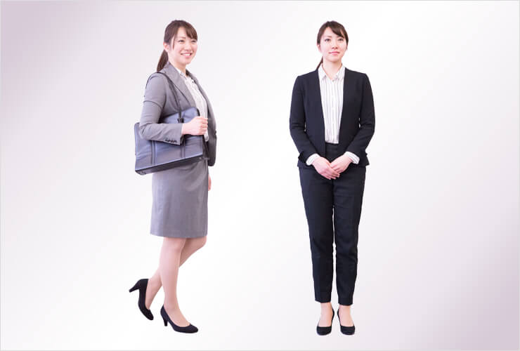 パンツスーツとスカートスーツを着た女性