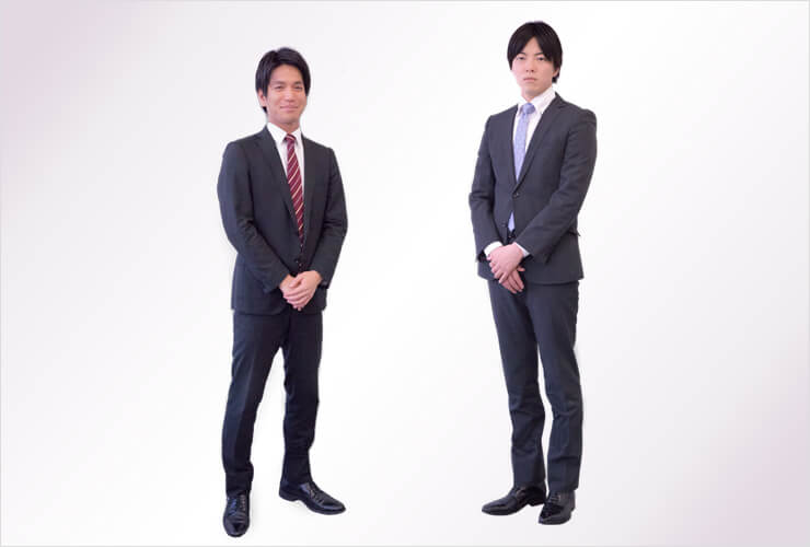 転職時の面接で着るスーツを着用した男性2人