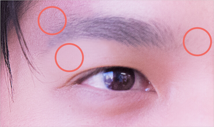 丸印の付いた眉と目のアップ